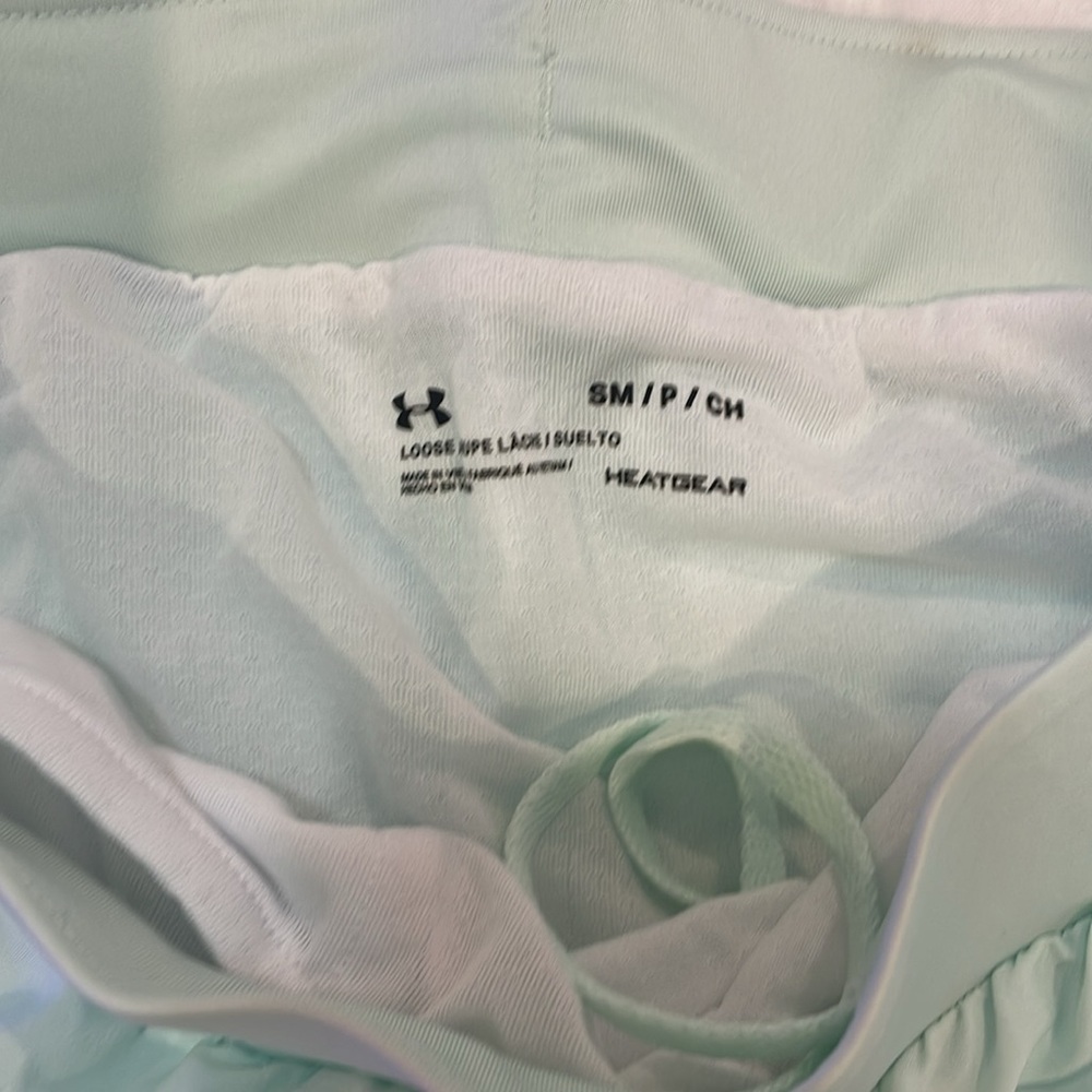 NWOT UNDER AMOUR RUNNING 🏃🏿♀️ SHORTS SIZE Medium heatgear - Picture 2 of 5